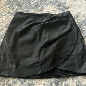 Abercrombie black faux leather skirt size medium